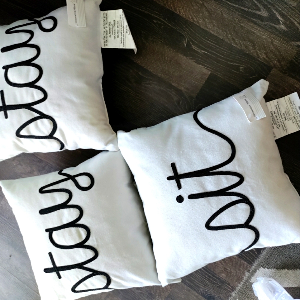 3 decorative pillows